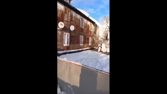 Balcony collapse in Nyagan: snow load triggers residential building incident