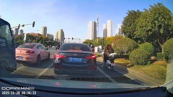 Motorcyclist falls after collision at intersection in Jiangxi, China