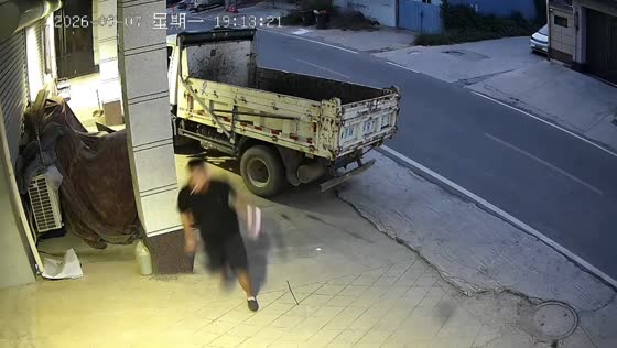 Man rushes from truck as cat follows him in Shanxi, China