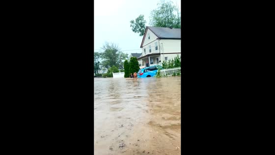 Flash flood overwhelms neighborhood during heavy rain in Plainfield, New York