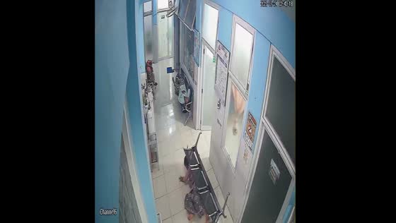 Unexpected chair dive: patient's chair nap takes a tumble in Brebes, Indonesia