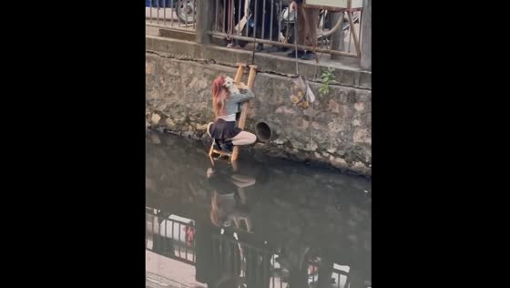 Girl saves dog from drain pipe in Guangdong