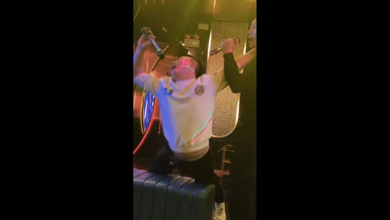 Man tumbles off bench but keeps singing at KTV in Jiangsu, China