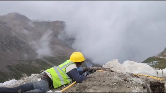 Construction worker humorously imitates gunfire with electric drill Xizang, China