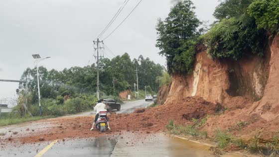 Sudden landslide spills mud and rocks across roadway in Fujian, China