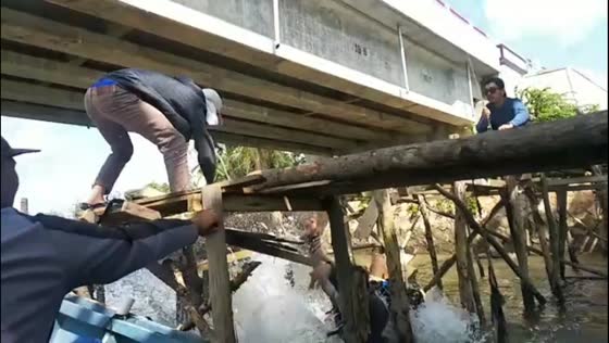 Man falls into lake after wooden bridge collapses in Batu Rusa, Indonesia
