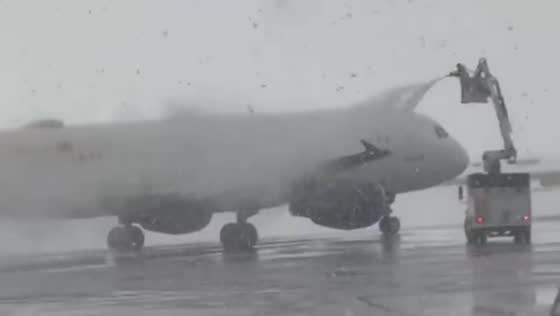 Delta Boeing 717 de-iced during heavy lake-effect snow in Rochester, New York, USA