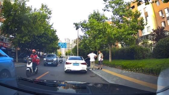 Car rear-ends e-bike and causes multiple collision in Liaoning, China