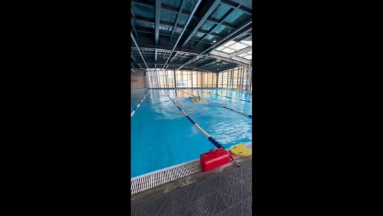 Swimmer falls off rubber mat during pool ride in Sichuan, China