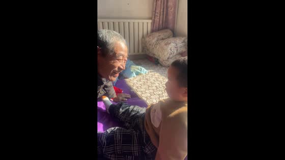 Grandfather’s funny face surprises grandson in Hebei, China