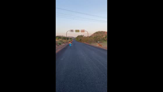 Girls chased by cattle while jogging in Beneditinos, PI, Brazil