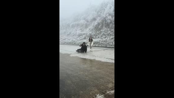 Icy road turns rescue attempt into a slow-motion fail in Guizhou, China