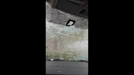Maipú, Mendoza: hailstorm shatters car windshield