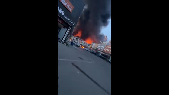 Massive fire sends thick smoke into sky in Tangshan, Hebei, China