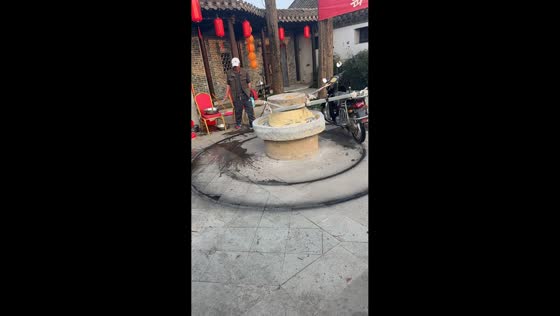 Man uses motorcycle to power stone mill in Jiangsu, China