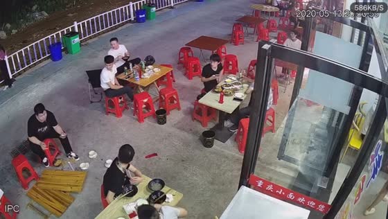 Diner's table suddenly collapses during outdoor meal in Jiangxi, China