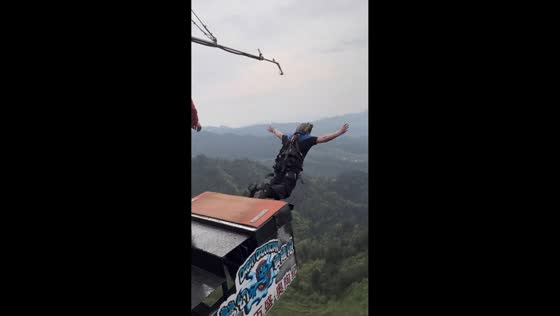 Shoes fly off during bungee jump in Guangxi, China
