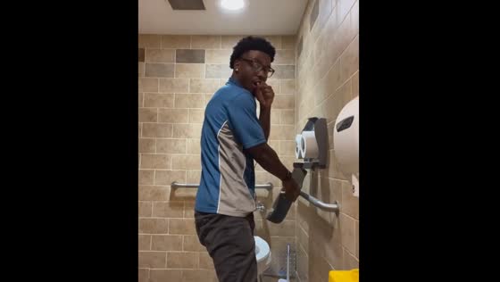 Tissue holder breaks during incident at Food Lion in Chesapeake, USA