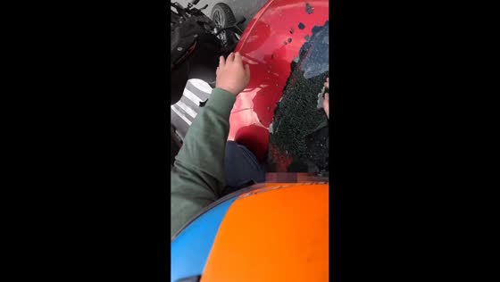 Motorcyclist thrown onto car after sudden stop in Melgar, Colombia