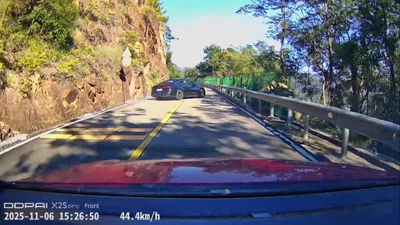 Vehicle swerves unexpectedly causing close call in Guangdong, China