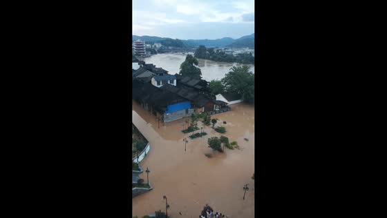 Floodwaters overwhelm riverside area in Hunan, China