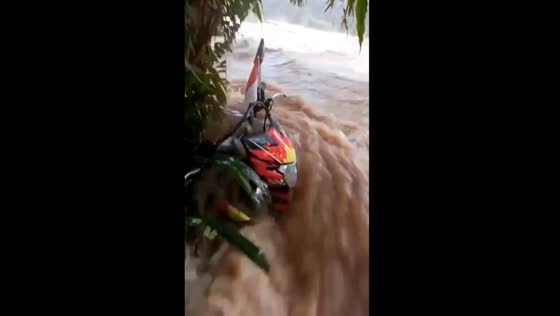 Terrifying flash floods nearly submerge motorbike in East Kalimantan, Indonesia
