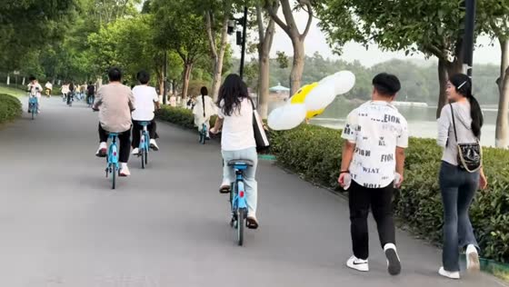 Man accidentally hit by balloon tied to cyclist in Henan, China