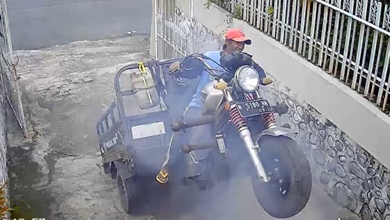 Tricycle almost overturns in Indonesia