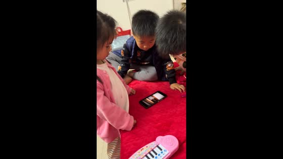 Child falls off bed after being startled during movie in Guangdong, China