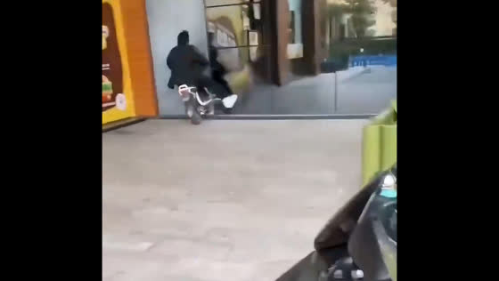 Motorcyclist crashes into mirror wall in Jiangsu Province
