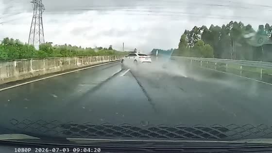 Car loses control and crashes into highway barrier on rain-soaked road in Guangdong, China