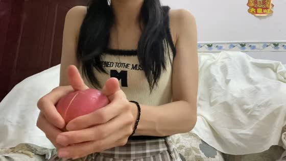 Woman cleanly breaks apple into pieces using only her hands in Guangdong, China