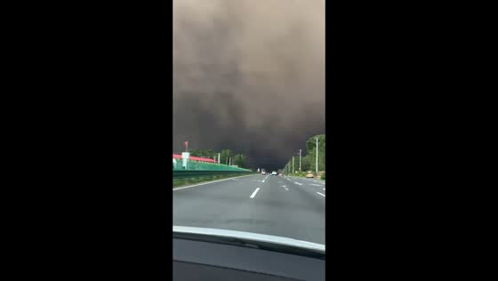 Drivers encounter massive dust storm and darkness on highway in Harbin, China