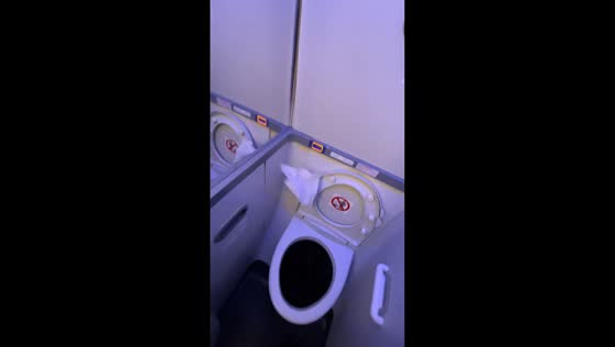 Airplane toilet suction test amazes passengers in Guangdong, China