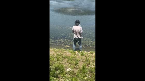 Whirlwind moves from lake toward anglers in Jiangsu, China