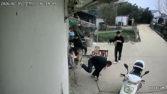 Flash fire accident occurs while adding alcohol to stove in Anhui, China
