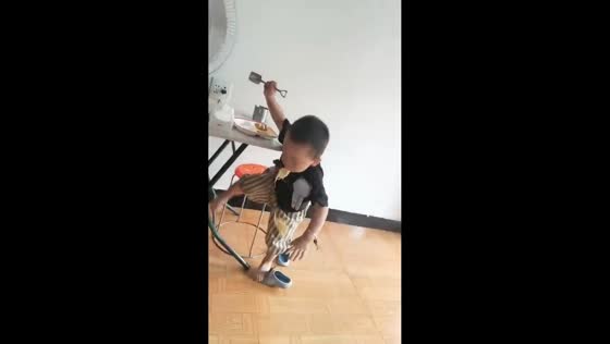 Boy's mealtime ends in funny chair mishap in Zhejiang, China