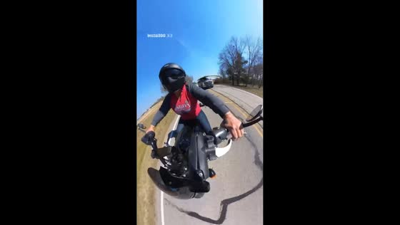 Motorcycle rider narrowly avoids falling wood from truck in Texas, USA