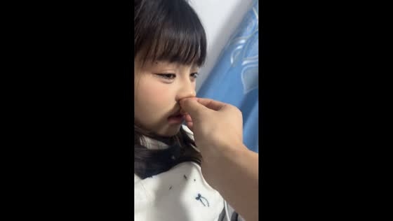 Boyfriend uses playful joke to cheer up girlfriend in Zhejiang, China