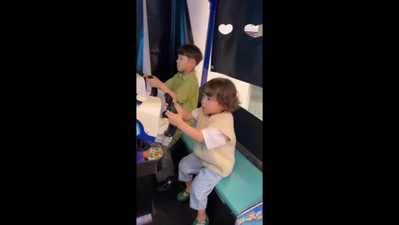 Sibling switcheroo: hilarious game controller mishap