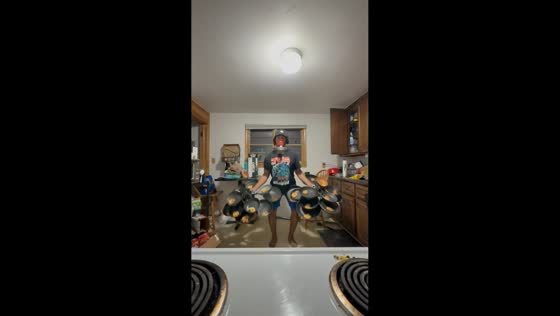 Man flips 25 eggs in 25 pans at once in Denver, USA