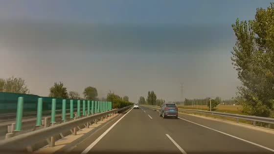 Car overturns after striking loose wheel on highway in Liaoning, China