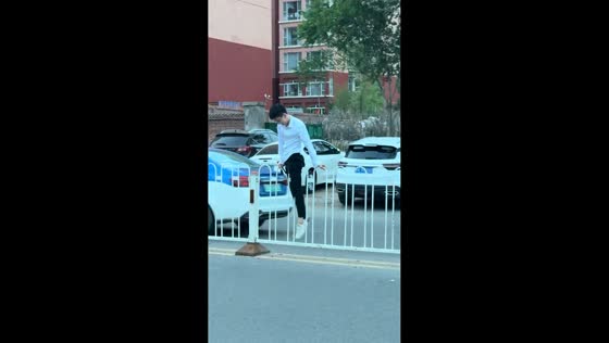 Man flips over fence after losing balance in Shanxi, China