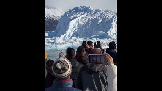 Iceberg overturns in El Calafate, Argentina