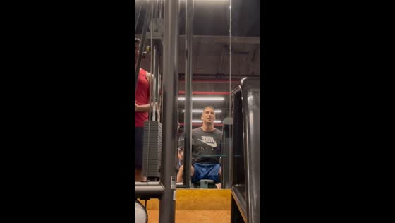 Dumbbell bench press mishap at Smart Fit gym in Aparecida de Goiânia, Brazil