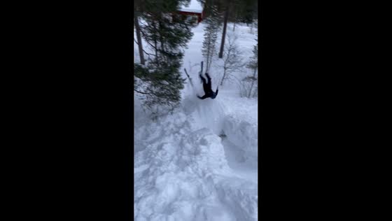 Skier flips backward and loses ski during icy drop in Fjällen, Sweden