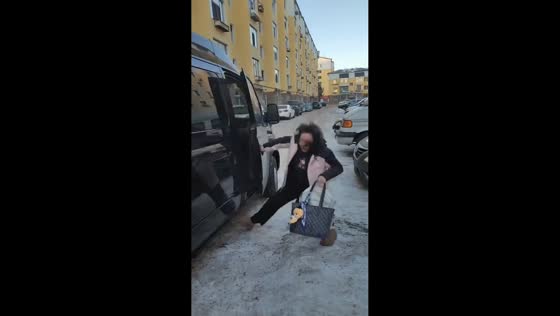 Woman slips on icy road in Tianjin, China