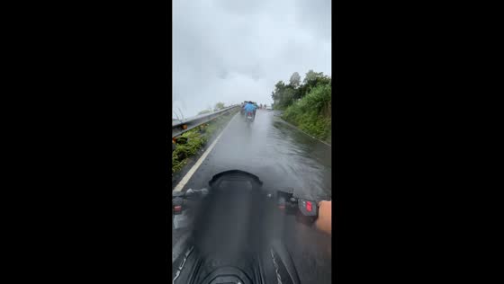 Motorcyclist narrowly avoids falling off roadside in Darjeeling, India