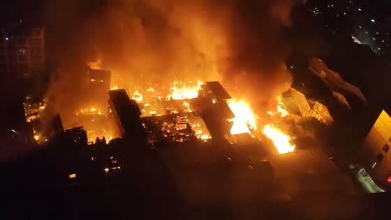 Nighttime fire breaks out in residential area near hospital in Fuzhou, Fujian, China