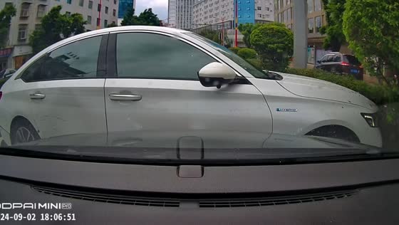 White car cuts off driver in Yunnan Province, China, causing accident